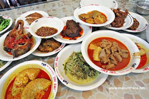 Ini nih menu di RM Nasi Kapau Uni Emi Medan :-) (http://www.makanmana.net/masakan-minang-uni-emi/)